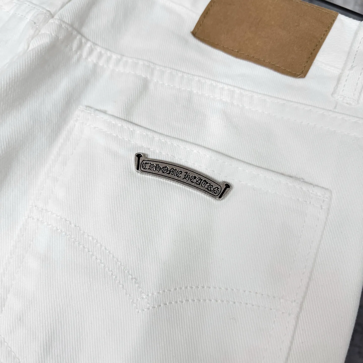 P250 Chrome Heart ｜ Chrome Heart cross patchwork leather jeans Top-notch heavy-duty washing process Calf leather laser-cut cross Distressed silver hardware The straight version makes the upper body slimmer. The high-end quality is different from the market currency. It is also so cool that both men and women can easily control the genderless trend up!   Color: White with blue Size: S M L XL Corresponding sizes 28 30 32 34 Detailed sizes can be found in Figure 9